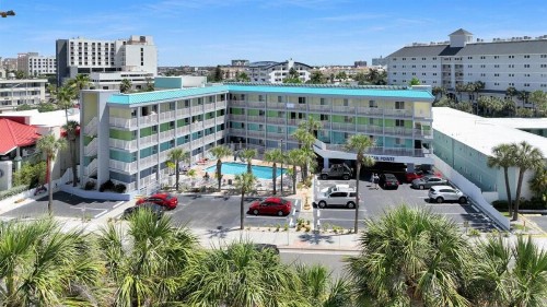 Pelican Pointe Hotel - image 3