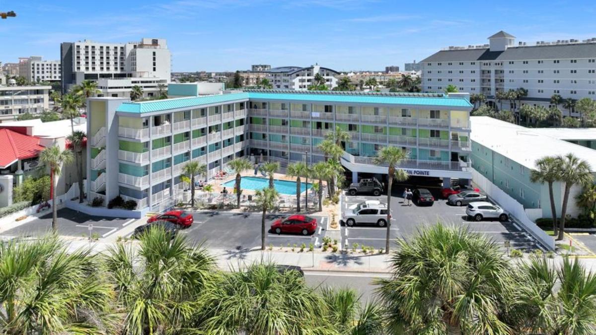 Pelican Pointe Hotel - image 3