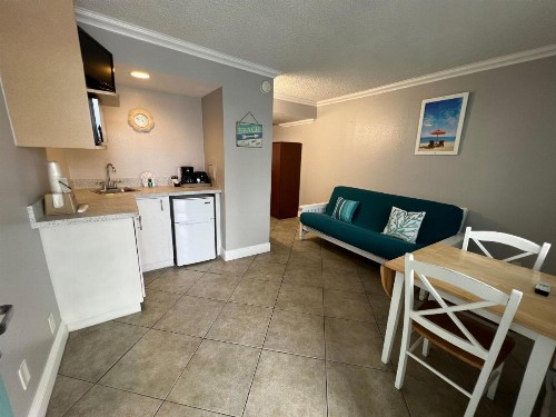 Pelican Pointe Hotel - image 30