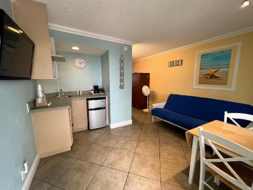 Pelican Pointe Hotel - image 32