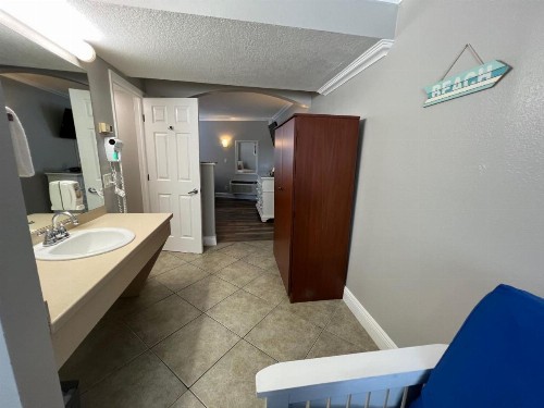Pelican Pointe Hotel - image 34