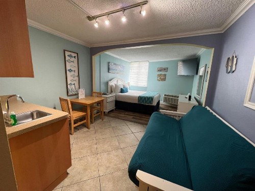 Pelican Pointe Hotel - image 36