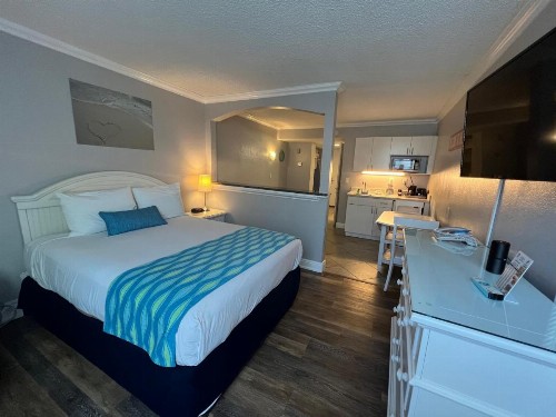 Pelican Pointe Hotel - image 37