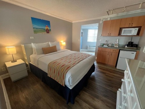 Pelican Pointe Hotel - image 41