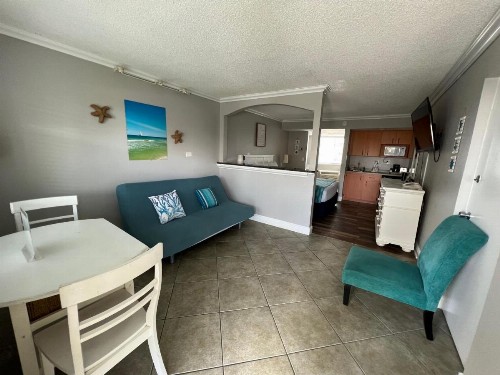 Pelican Pointe Hotel - image 43