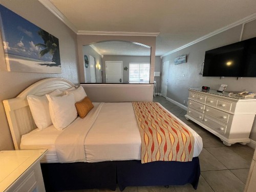 Pelican Pointe Hotel - image 44