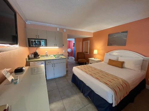 Pelican Pointe Hotel - image 45