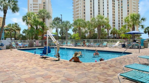 Pelican Pointe Hotel - image 50