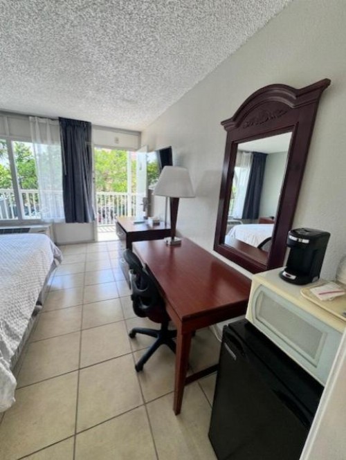 Clearwater Beach Hotel - image 19