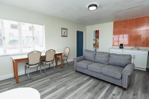 Sunrise Resort Motel South - image 17
