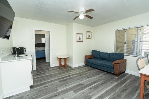 Sunrise Resort Motel South - image 43