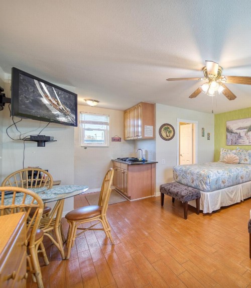 Camelot Beach Suites - image 14