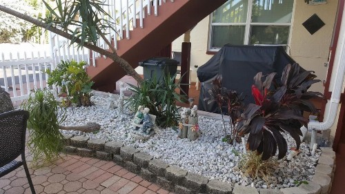 Silver Sands Motel - image 12