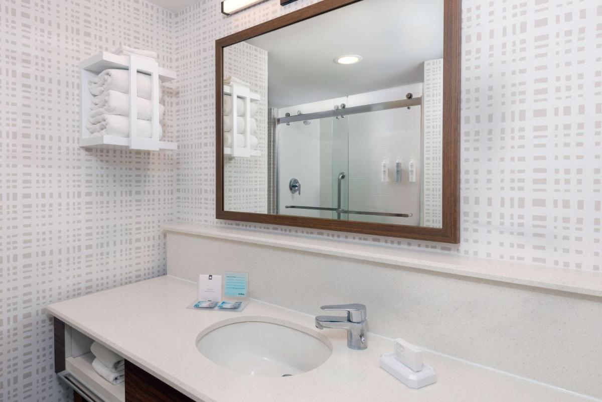 Hampton Inn and Suites Clearwater Beach - image 4