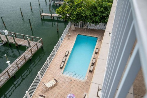 404 Bay Harbor - image 15