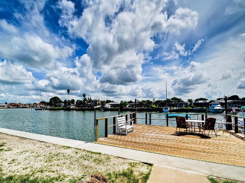 Island Flat 103 - image 13