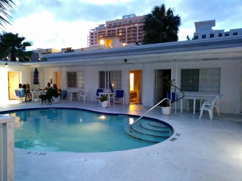 Tropical Sky Ranch Motel - image 3