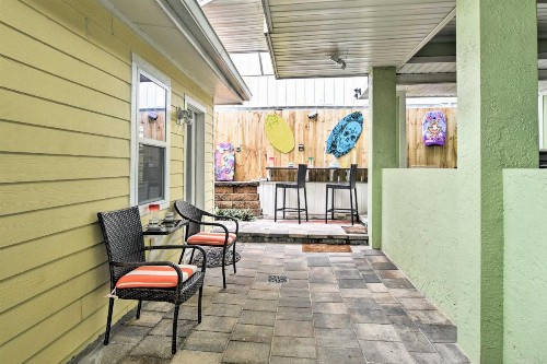 Driftwood Beach Cottage - Walk to Clearwater Bch - image 2
