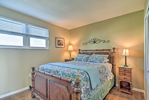 Coastal Condo with Pool Walk to Clearwater Beach! - image 11