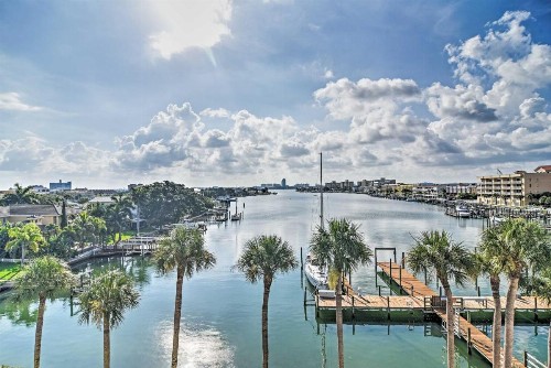 Coastal Condo with Pool Walk to Clearwater Beach! - image 2