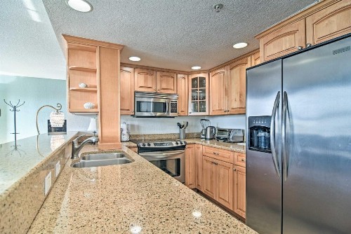 Coastal Condo with Pool Walk to Clearwater Beach! - image 3