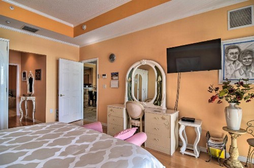 8th-Floor Penthouse Walk to Clearwater Beach - image 11