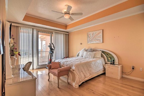8th-Floor Penthouse Walk to Clearwater Beach - image 9
