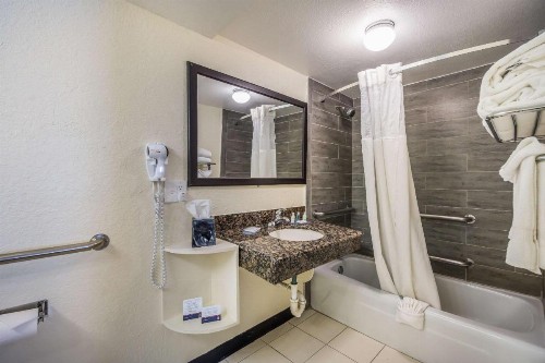 Clarion Inn & Suites Central Clearwater Beach - image 11