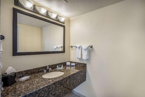 Clarion Inn & Suites Central Clearwater Beach - image 12