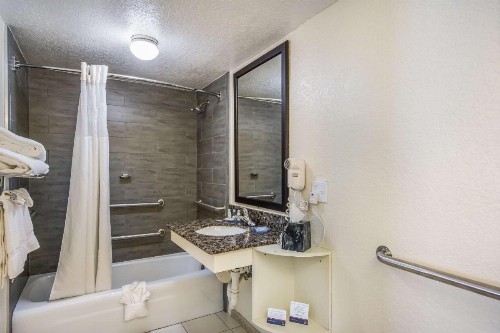 Clarion Inn & Suites Central Clearwater Beach - image 13