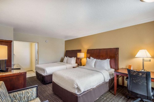 Clarion Inn & Suites Central Clearwater Beach - image 18