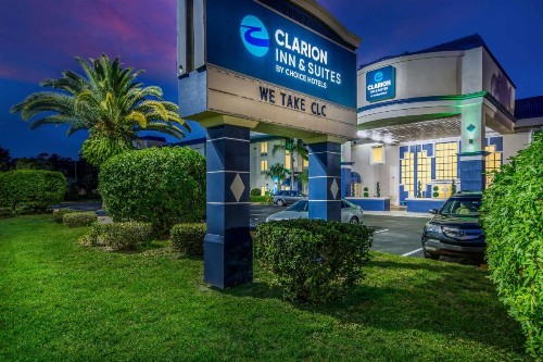 Clarion Inn & Suites Central Clearwater Beach - image 2