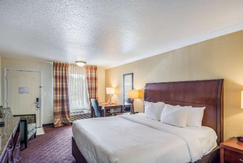 Clarion Inn & Suites Central Clearwater Beach - image 22