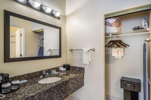 Clarion Inn & Suites Central Clearwater Beach - image 29