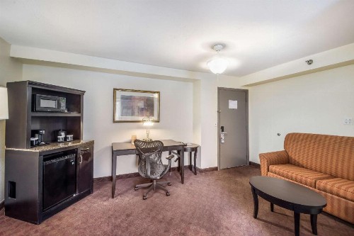 Clarion Inn & Suites Central Clearwater Beach - image 34