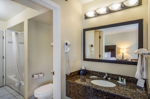 Clarion Inn & Suites Central Clearwater Beach - image 35