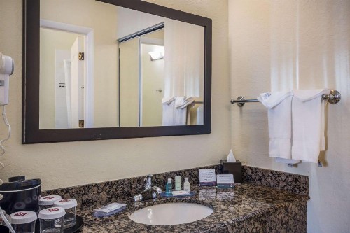 Clarion Inn & Suites Central Clearwater Beach - image 37
