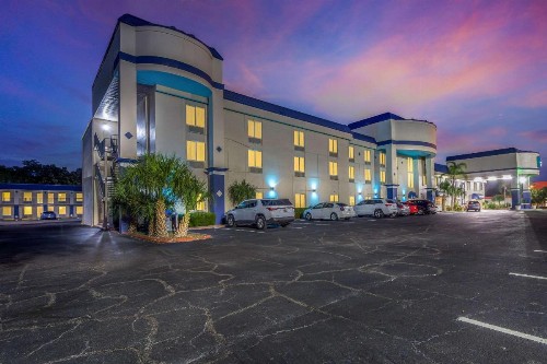 Clarion Inn & Suites Central Clearwater Beach - image 4