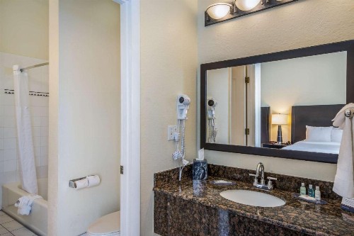 Clarion Inn & Suites Central Clearwater Beach - image 42