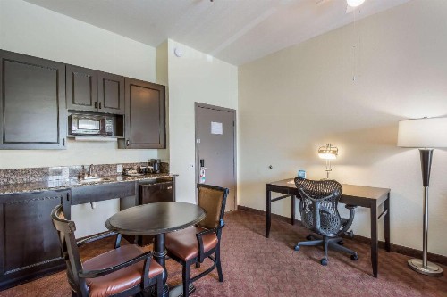 Clarion Inn & Suites Central Clearwater Beach - image 43