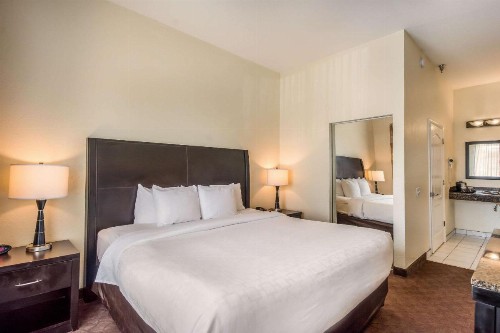Clarion Inn & Suites Central Clearwater Beach - image 45