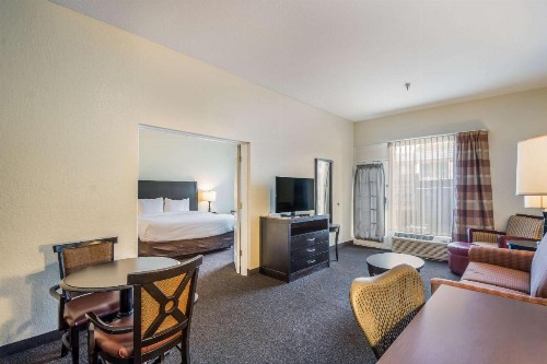 Clarion Inn & Suites Central Clearwater Beach - image 46