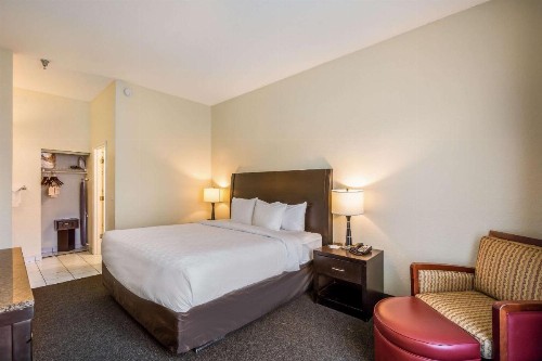 Clarion Inn & Suites Central Clearwater Beach - image 47