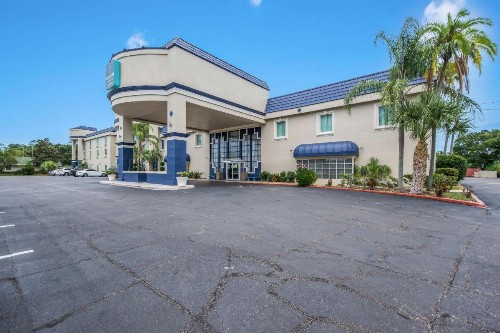 Clarion Inn & Suites Central Clearwater Beach - image 5