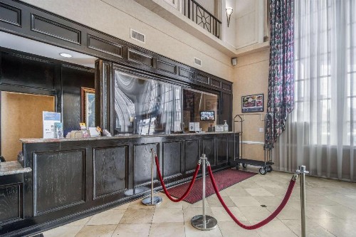 Clarion Inn & Suites Central Clearwater Beach - image 9