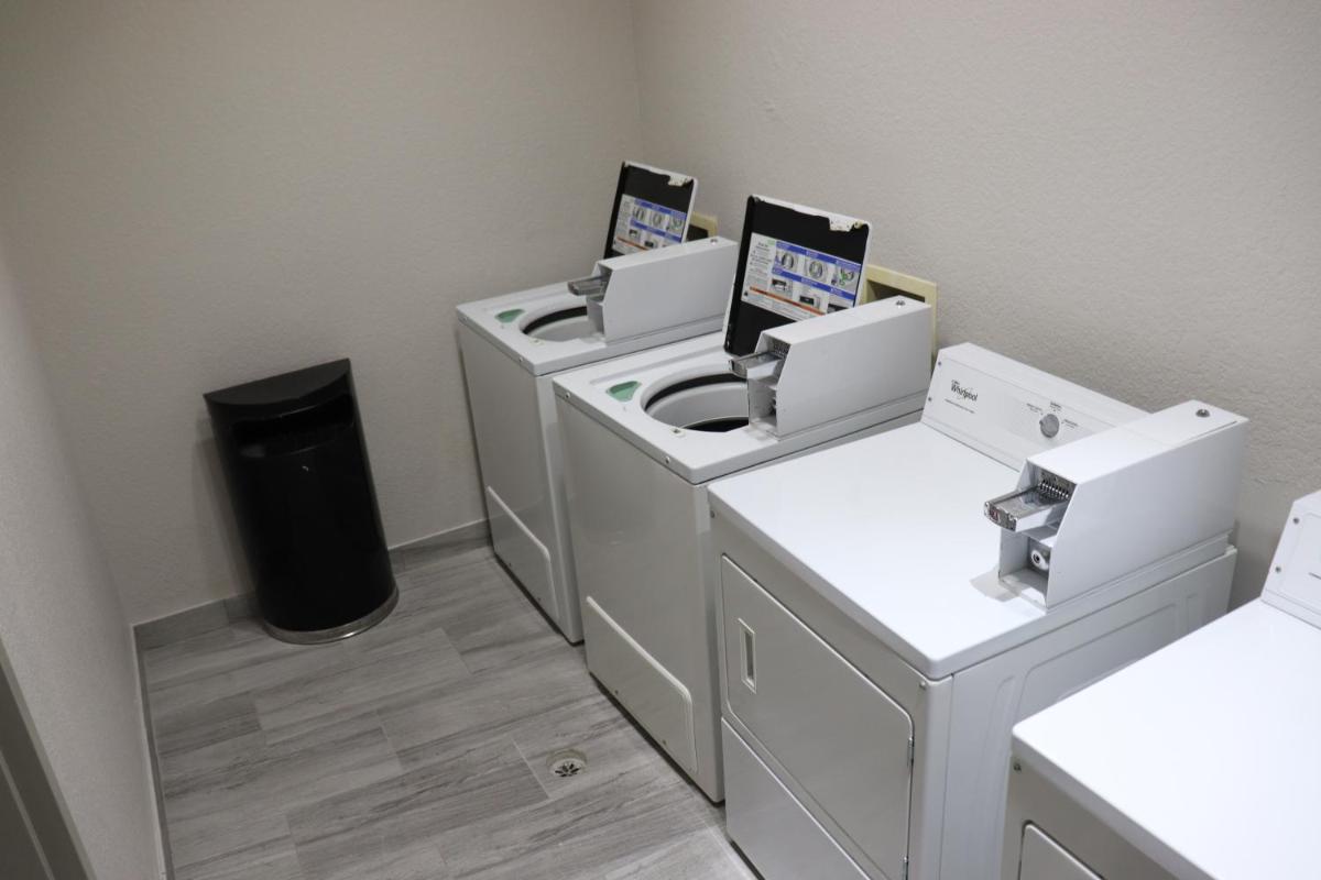 Holiday Inn Express Hotel & Suites Clearwater US 19 North - image 4