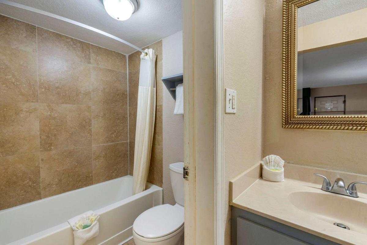 Rodeway Inn Clearwater-Dunedin - image 2