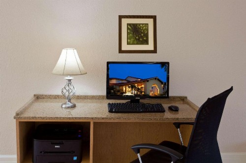 La Quinta by Wyndham St. Pete-Clearwater Airport - image 8