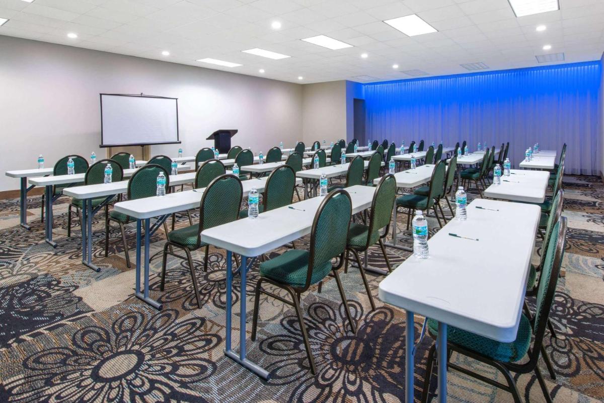 La Quinta by Wyndham Clearwater Central - image 3