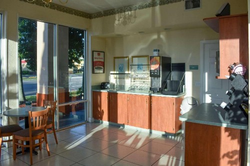Econo Lodge Inn & Suites - image 10